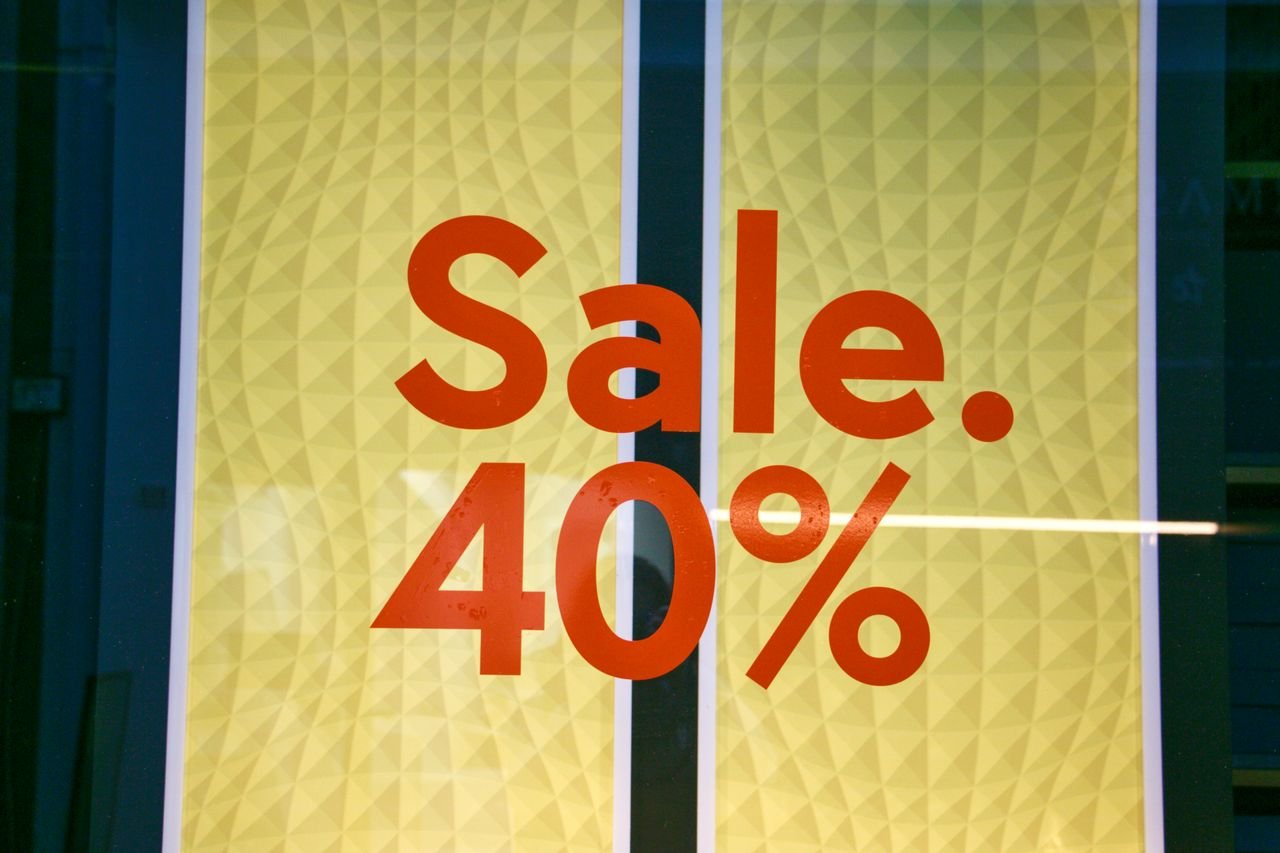 why-choose-us Bright retail sale sign showing 40 percent discount on yellow background.